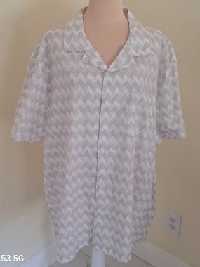 Men's Casual Short-Sleeve Button-Down Shirt in Light Gray Chevron